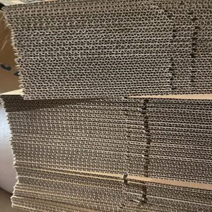 Lớp sóng hộp đựng con kê bê tông