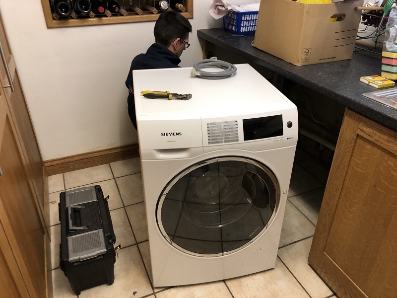 Hướng dẫn tháo lắp thiết bị điện khi chuyển nhà 9 Tháo máy giặt